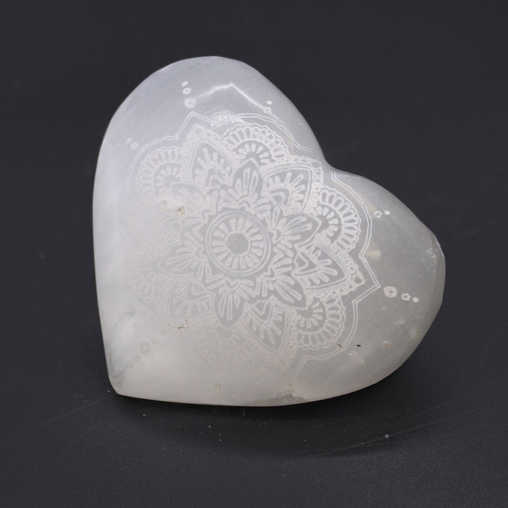 Szelenit Szív – 7-8 cm – Mandala Gravírozással