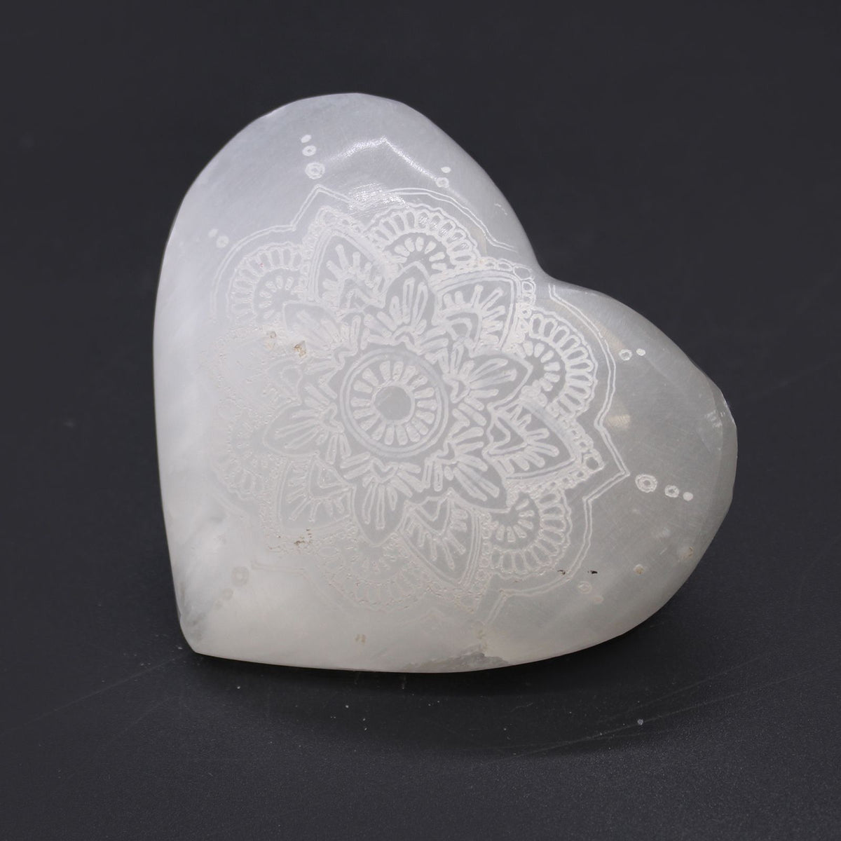 Szelenit Szív – 7-8 cm – Mandala Gravírozással