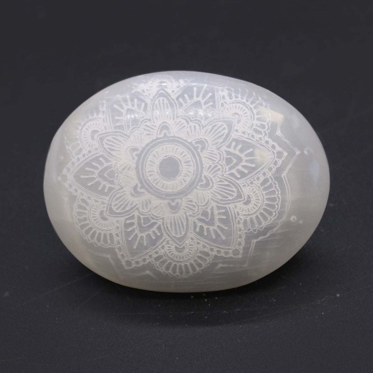 Szelenit Tenyérkő – Mandala Gravírozással